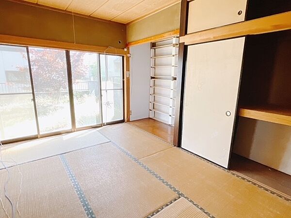 【和室】押入にはお布団や季節物などが収納できます♪