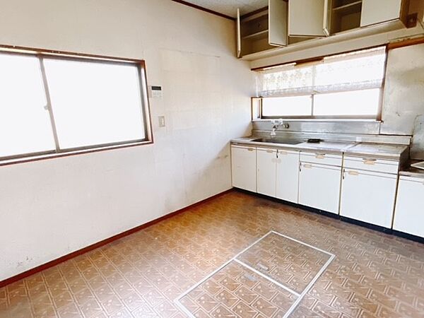 【ダイニング】明るいダイニングです。窓から優しい光が入ります♪