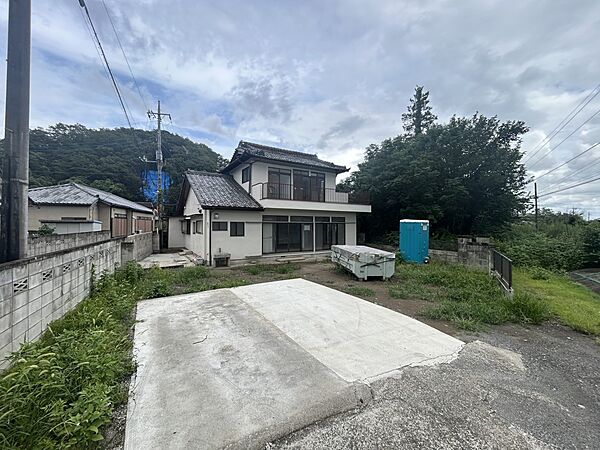 敷地内にコンクリート打ちされた駐車スペースあります※リフォーム中写真