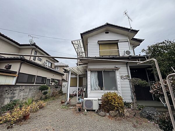 ◆外観｜落ち着いた住宅街の一角に位置し、静かな暮らしを求める方におすすめです※リフォーム前写真