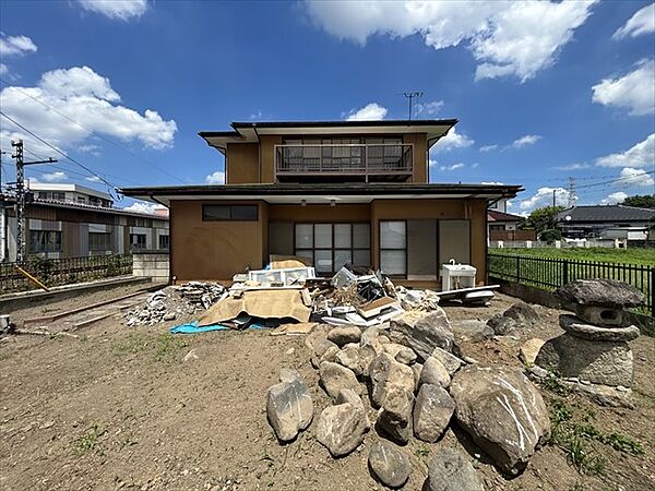 *. 外観 .*  車は2台駐車可能です。※リフォーム中写真