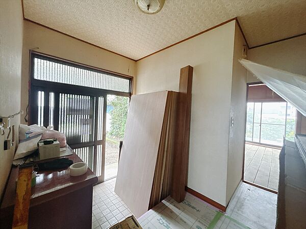 【玄関】下駄箱の上には思い出の品を飾る事ができます※リフォーム前写真