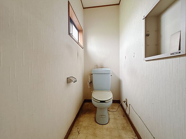 *. トイレ .*  床と壁紙の張替、トイレ本体を交換します。※リフォーム中写真