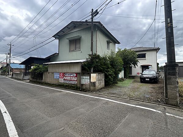 ◆外観｜車通りが少なく、小さなお子様がいても安心。※リフォーム中写真