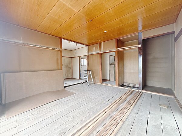 【洋室】日当たりの良いお部屋です。※リフォーム中写真