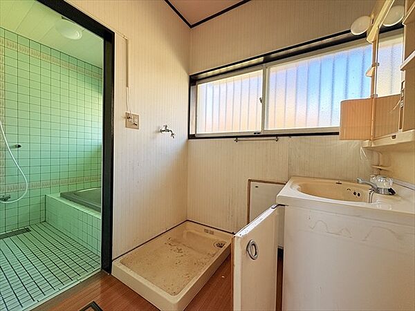 ◆洗面室｜湿気がこもりがちな洗面室も、窓を開ければ一気に空気の入れ替えが可能！