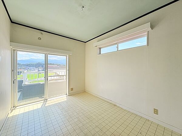 ◆洋室｜2面採光で、明るく風通しの良い快適なお部屋。日中は照明いらずで過ごせる心地よさです。
