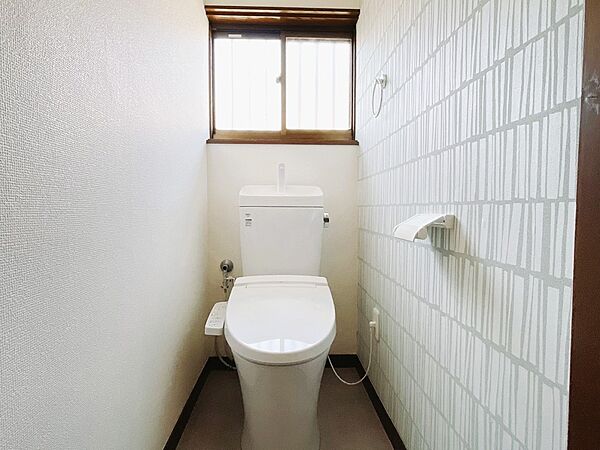 【トイレ】トイレ本体の交換、壁紙と床の張替を行いました！