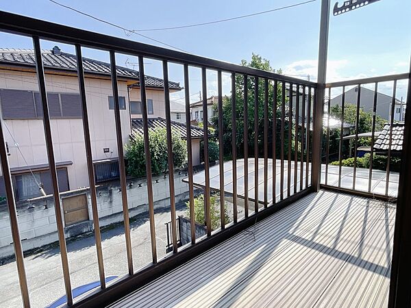 【ベランダ】屋根があるので、急な雨でも安心！