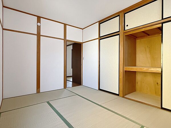 【2階和室】障子から明るい光が差し込み落ち着ける空間です！