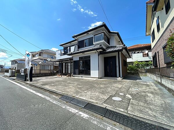 【外観】建物東側にもお車や物置を置くことができます♪