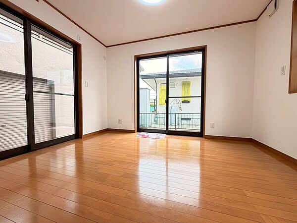 【洋室】リビングの隣にあるお部屋は、掃き出し窓が2つもございます♪