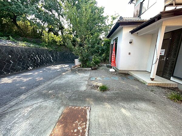 【駐車スペース】2台分可能です♪前面道路交通量も少なく駐車もスムーズです※リフォーム前写真