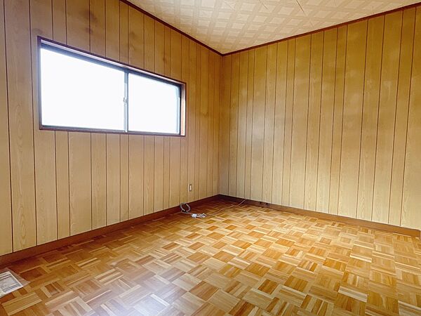 【2F洋室】明るい2面採光のお部屋です♪寝室や書斎、ワークスペースとしても♪フローリング上張します♪※2026年7月撮影