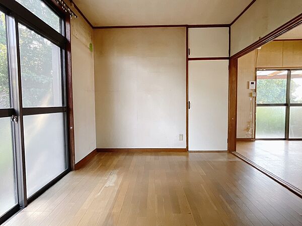 【1F南側洋室】自然光差し込むお部屋で電気を使わなくても明るいおうち♪※リフォーム前写真