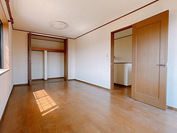 【寝室】ウォークインクローゼット付きの寝室。衣類や季節の家電もすっきり収納できます。※現況販売となります