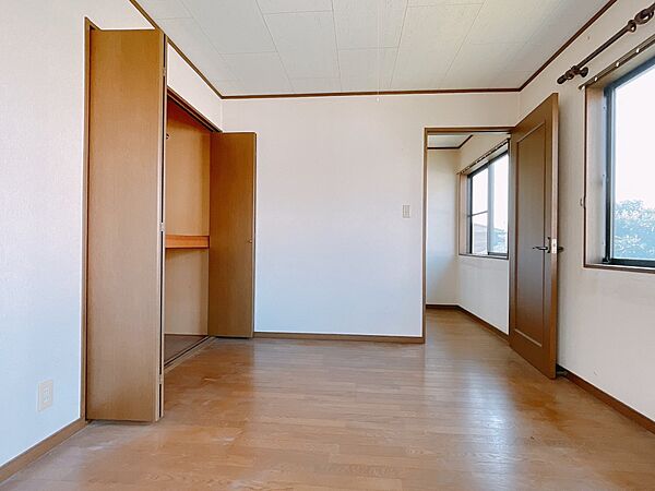 【洋室】2階の全居室には収納があり、季節ものなども収納できます♪※現況販売となります
