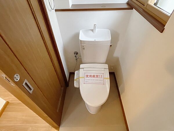 【2階トイレ】トイレ本体の交換、壁紙と床の張替を行いました♪