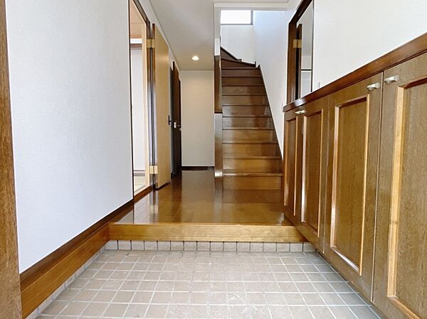 【玄関】玄関は吹き抜けになっているため、明るく開放感があります♪