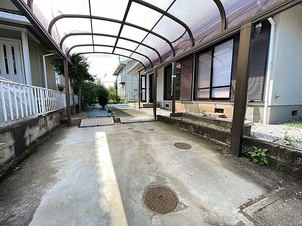 【駐車スペース】屋根付きのため雨の日でも安心です♪