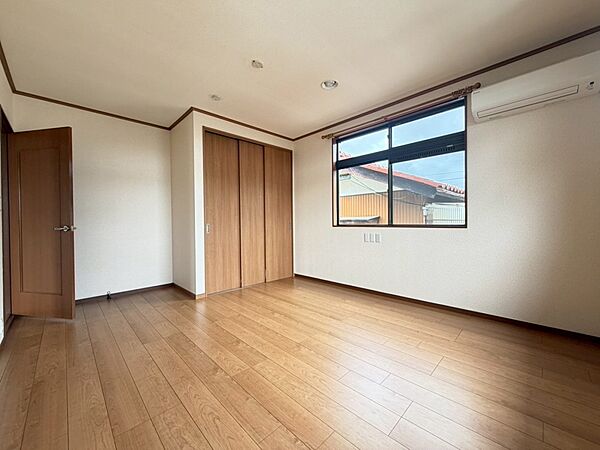 【洋室】2階のお部屋全てに収納がございます♪