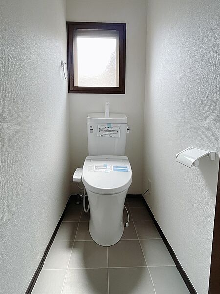 【トイレ】トイレ本体の交換、壁紙と床の張替を行いました。