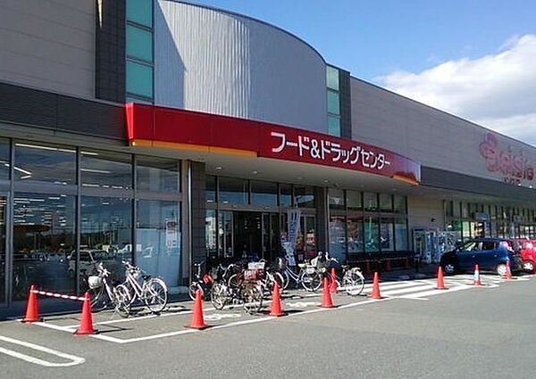 スーパー 750m ベイシア富岡店(広大な平面駐車場を完備しており、週末に車で家族揃って食材や日用品を買うのに大変便利な大型店舗です。)