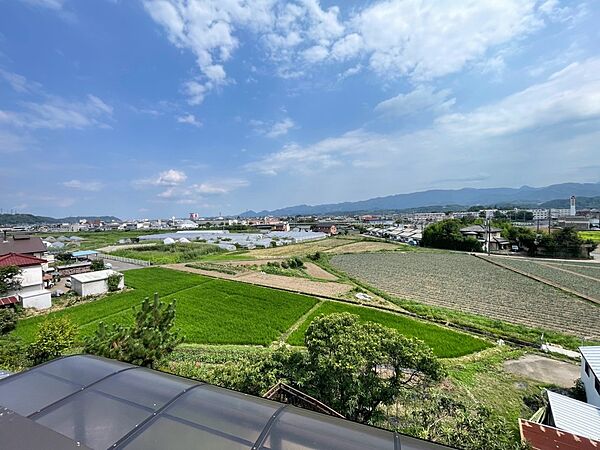 【バルコニー】山々の美しい景色が眺望できます。