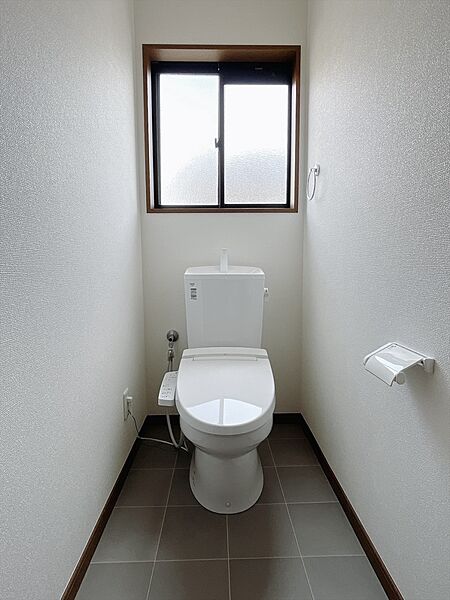 【トイレ】壁紙と床の張替、便器を設置いたしました♪