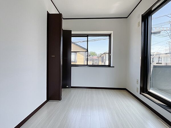 【2階南東側洋室】南向きの明るく開放感のあるお部屋。朝日を浴び、気持ちよく目覚めることができます！