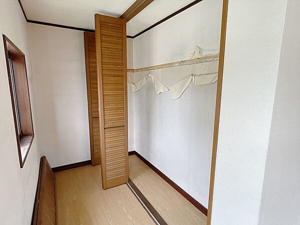 【洋室】1.5間のクローゼットもございます。お洋服の収納に大助かり♪