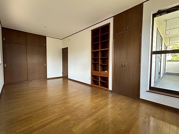 【洋室】2階9帖(約14.58m2)