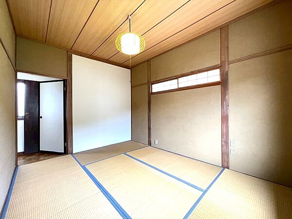【和室】窓が2つあるので、明るく風通しの良いお部屋になっております。※リフォーム前写真