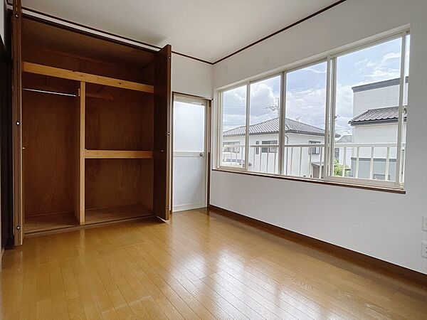 【洋室】2階の全居室には収納があり、季節ものなども収納できます♪