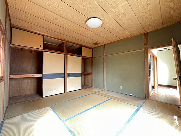 【和室】8帖の和室。大きな押入れがあるので、季節物や来客用のお布団などが収納できます♪
