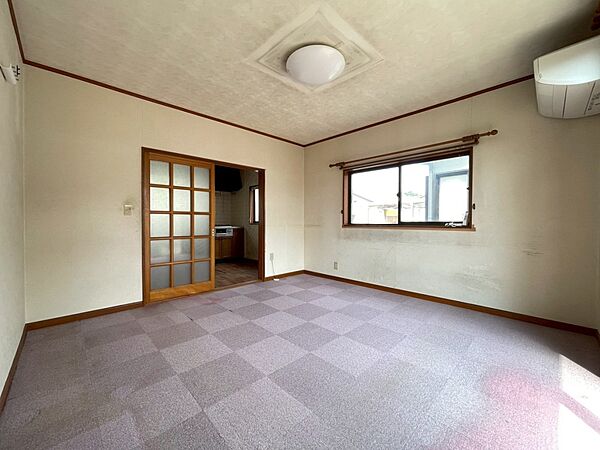 【洋室】ダイニングとの間にある建具を撤去すれば、14帖のリビングになります♪