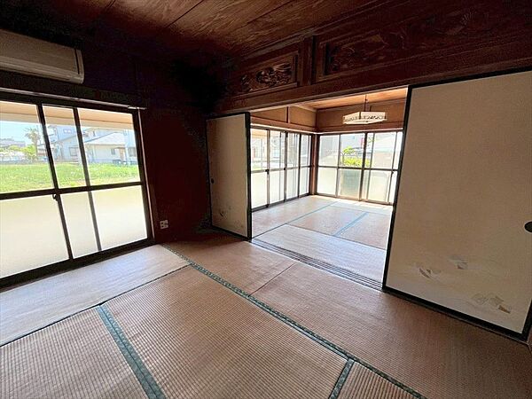 【1F和室】※リフォーム前の写真です。襖を開ければ2つの和室を広々とした1つの空間としてお使いできます※2026年7月撮影