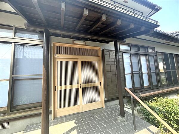 【玄関】※リフォーム後の写真です（2026年7月撮影）美しい縦格子が魅力の玄関引き戸♪