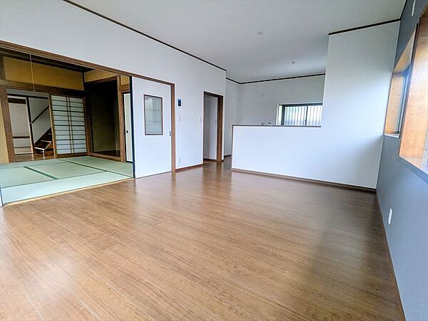 【LDK】※リフォーム後の写真です（2026年7月撮影）続き間の和室の扉を開けて1つの大空間としても活用できます♪