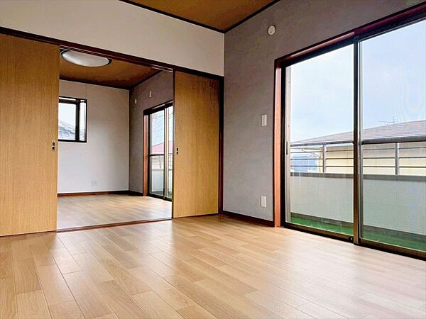 【2F洋室】※リフォーム後の写真です（2026年7月撮影）6帖の2階洋室♪2部屋続き間なので12帖の広々としたお部屋としても使えます♪