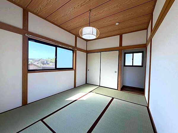 【2F和室】日当たりのよい和室は洗濯物を干したりお昼寝をしたりと大活躍♪※リフォーム後の写真です。（2026.7月撮影）