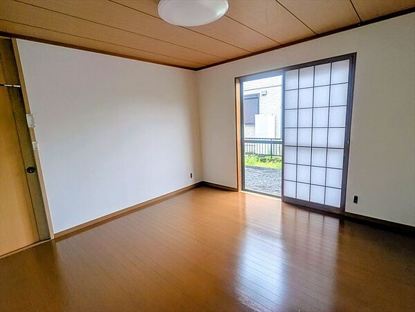 【1階洋室】1階のお部屋は家事スペースにもぴったり♪※リフォーム後の写真です。（2026年7月撮影）
