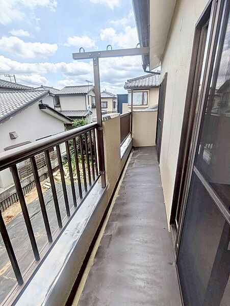 【バルコニー】2部屋から出入りでき、洗濯物も干しやすい！（2026年7月撮影）