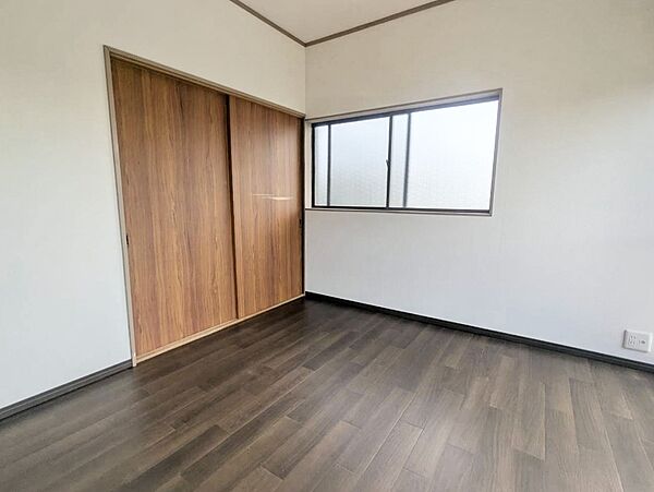 【2階洋室】クローゼット付きでお部屋を綺麗に保てます♪※リフォーム後のお写真です。