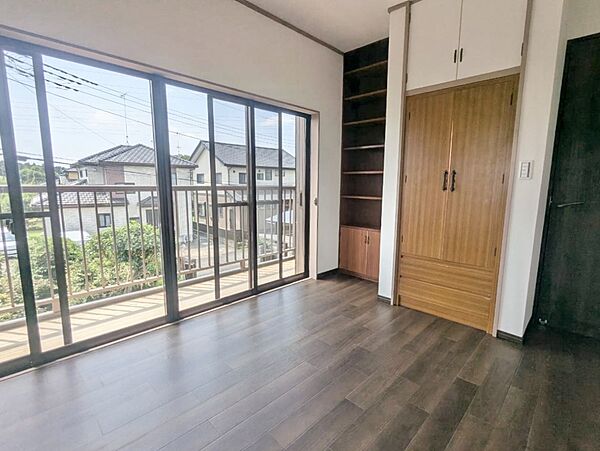 【2F洋室】2階洋室2部屋がバルコニーに繋がり開放的♪※2026年8月撮影