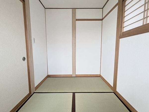 【2F和室】書斎としても使いやすい約2.5帖の和室スぺースです。※リフォーム後のお写真です。