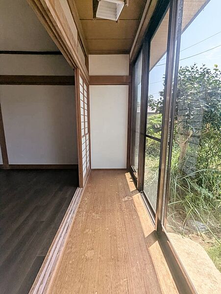 【縁側】あたたかな光が入る縁側で、のんびりくつろぐことができます。※リフォーム後のお写真です。