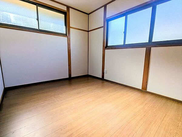 【洋室】テーブルやソファを置いてもゆとりのある空間♪お好きな家具でお部屋をアレンジできます♪※リフォーム後の写真です。（2026年7月撮影）