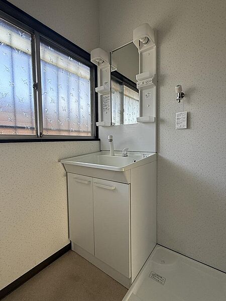 お手入れも簡単な洗面化粧台。そしてその隣には洗濯機パン。忙しい朝の身支度もスムーズに行けそうです。