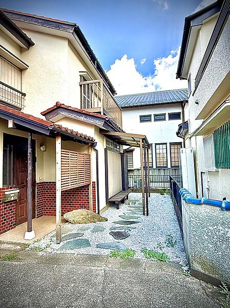 細かく砕いた白い砂利と大きな敷石のアプローチは温かみのある和の風情を強調しています。